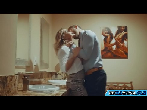 ❤️ När en bystig blondin förför dig på en offentlig toalett Sluts at porn sv.pornmega.ru ❤
